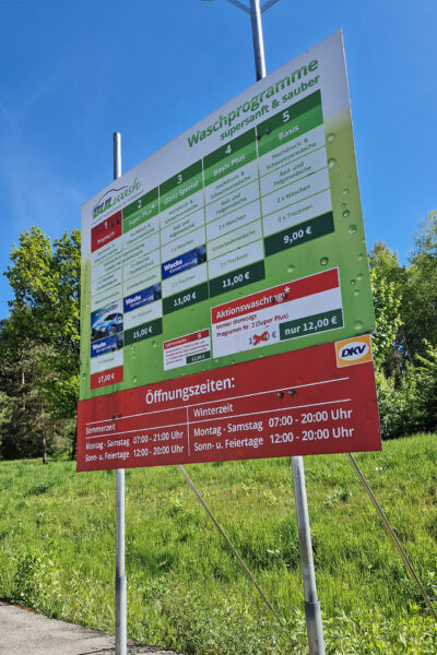 Programmübersichtstafel im Outdoorbereich